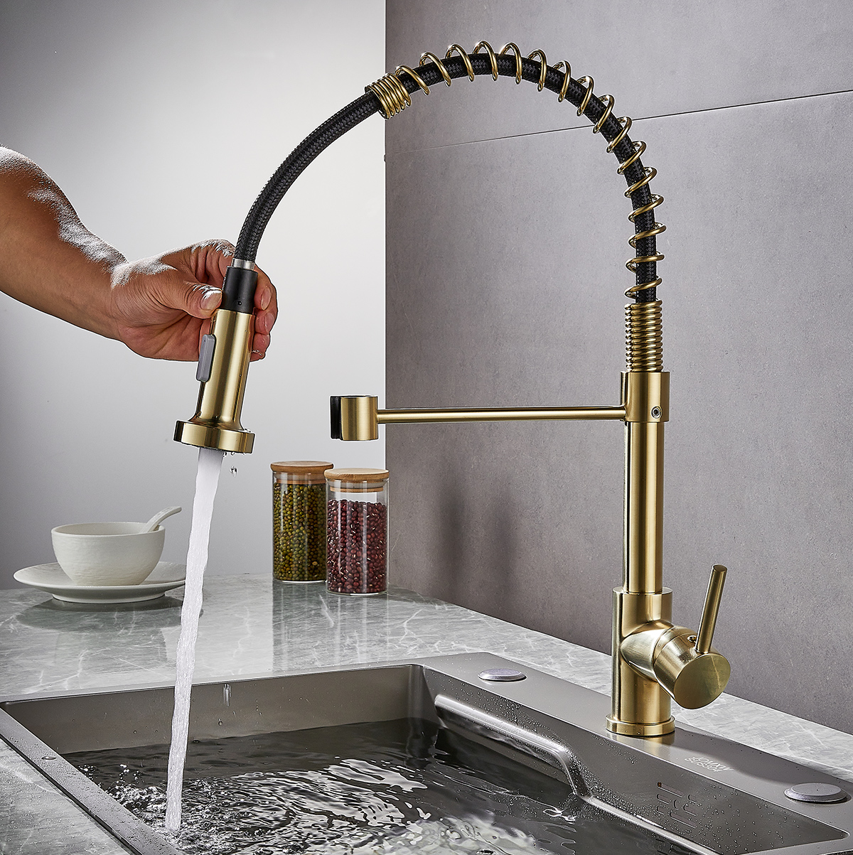 Premium Brushed Gold Spring Pull Down Kitchen Faucet with Flexible Hose & Dual Spray Modes - 图片 7