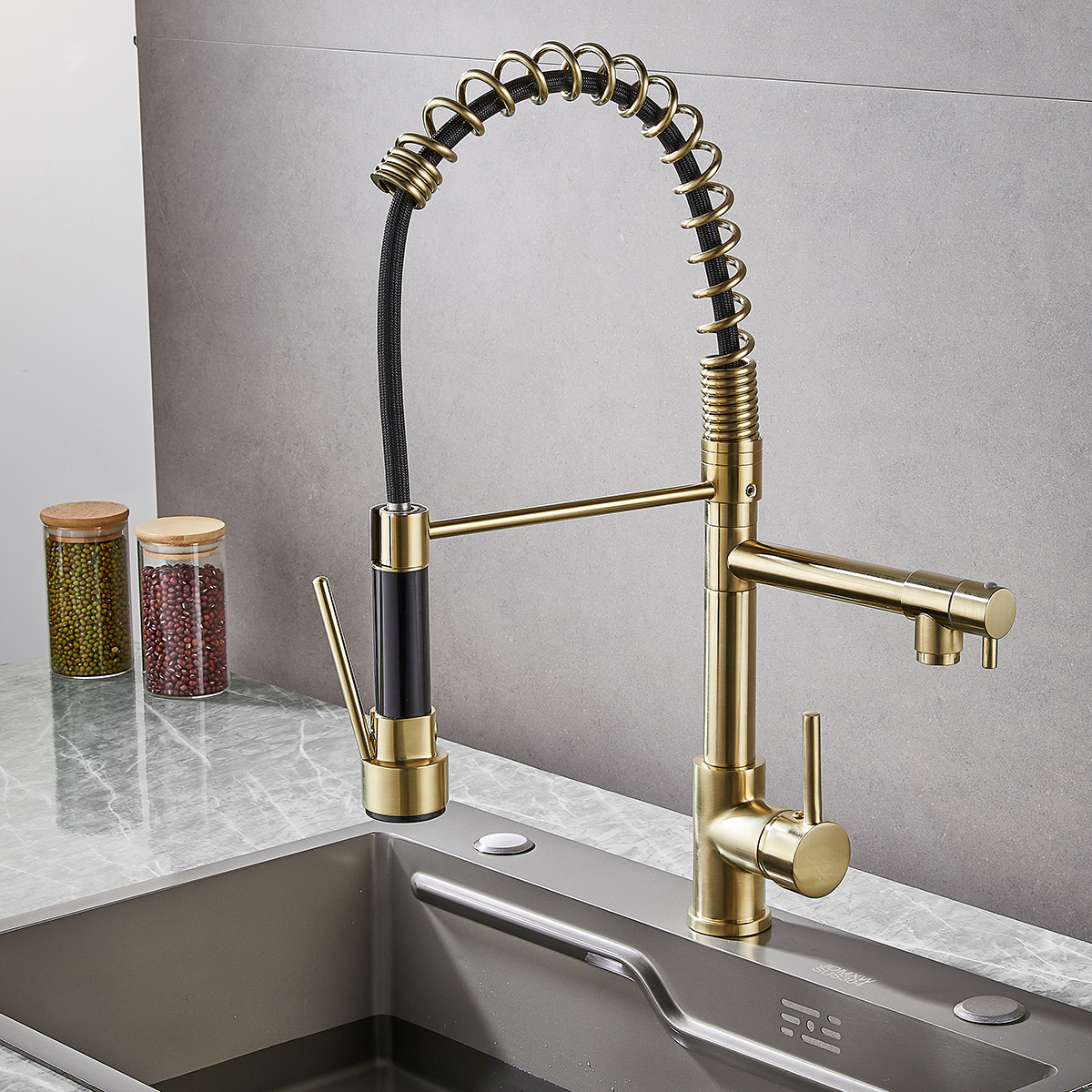 Luxury Brass Pull Down Kitchen Tap with Spring Design - 图片 3