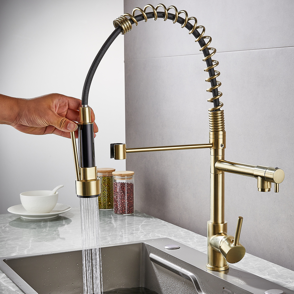 Luxury Brass Pull Down Kitchen Tap with Spring Design - 图片 4