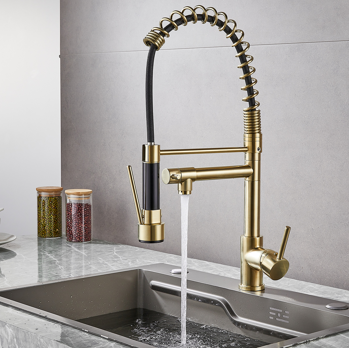 Luxury Brass Pull Down Kitchen Tap with Spring Design - 图片 5