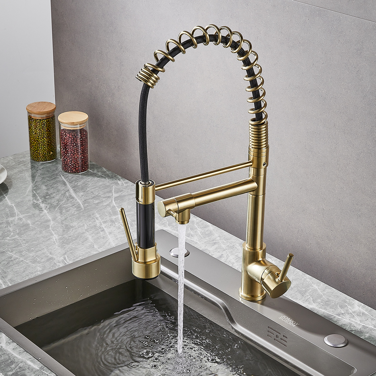 Luxury Brass Pull Down Kitchen Tap with Spring Design - 图片 6