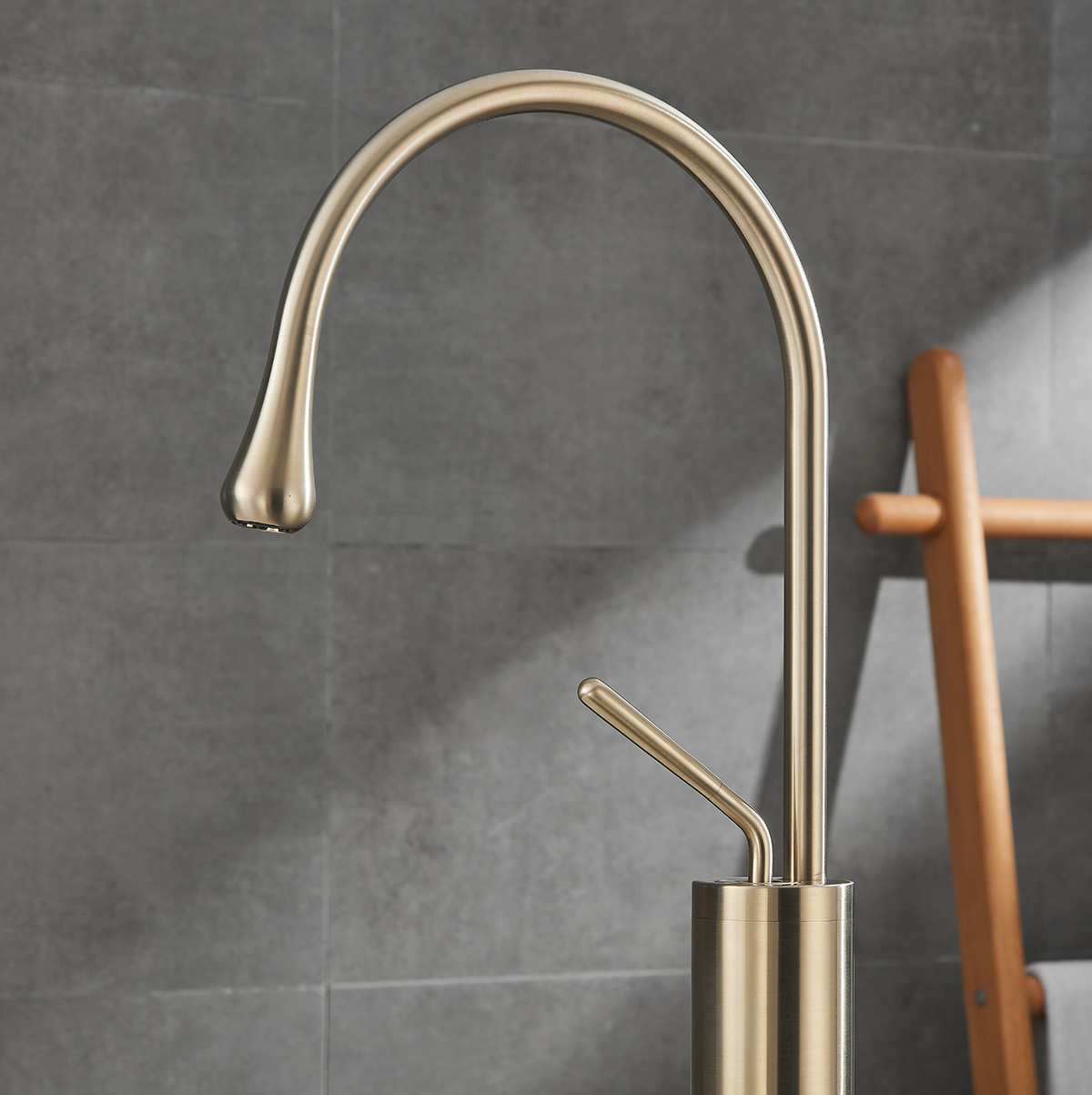 Premium Brass Brushed Gold Bathroom Floor-Mounted Tub Filler - 图片 4