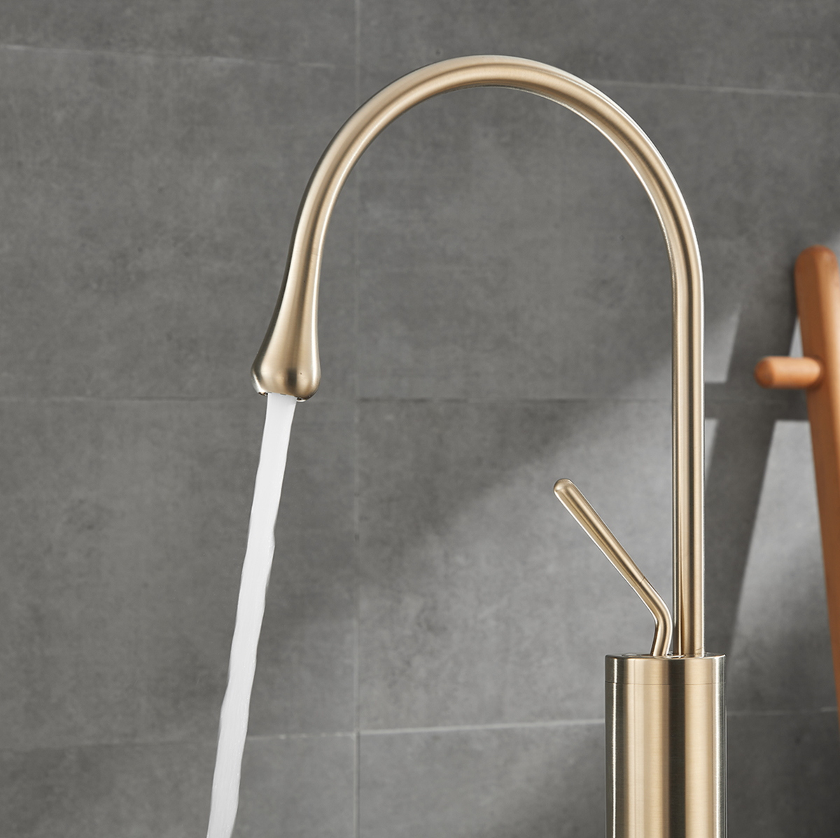 Premium Brass Brushed Gold Bathroom Floor-Mounted Tub Filler - 图片 7